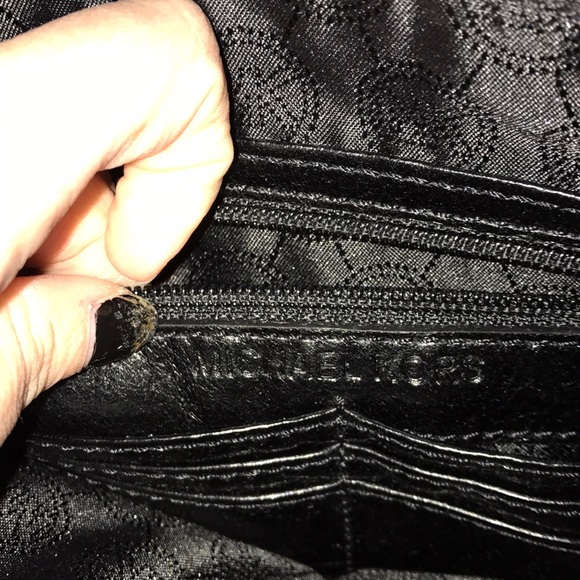 Authentic michael Kors wristlet/clutch - Picture 7 of 7